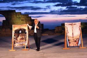 Vittorio Sgarbi durante la sua performance al Teatro Greco di Tindari