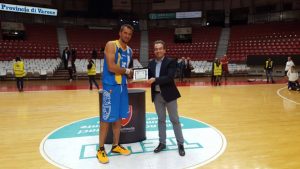 Capitan Nicevic riceve la targa ricordo
