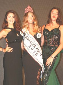 Beatrice Accaputo e Nina De Caprio, rispettivamente seconda e la terza classificata. Al centro la vincitrice Alessia Debandi