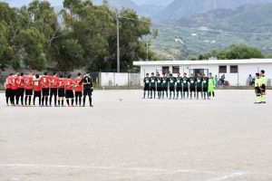 Le due formazioni schierate nel minuto di silenzio