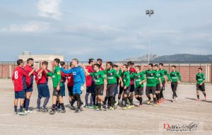 Le due squadre prima del via