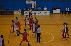 La palla a due del derby fra Gruppo Zenith e Cocuzza