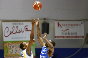 Archie contende la palla a due (foto Roberta Fazio)