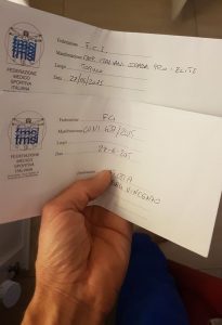 Nibali mostra i documenti