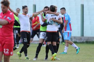 Madonia abbracciato dai compagni (foto Denaro)