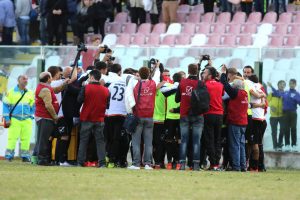 Si esulta per la vittoria nel derby