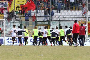 La festa dei giocatori a fine gara (foto Denaro)
