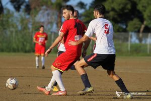 Giorgio Cicirello si libera di due avversari abilmente