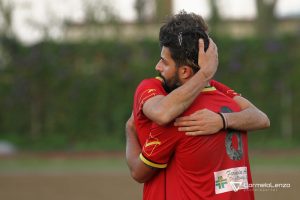 L'abbraccio a fine partita tra G.Bontempo e G.Cicirello