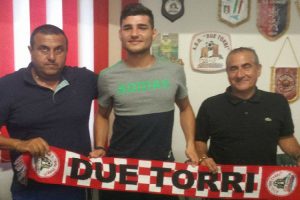 Nino Raffaele, sulla sinistra, al momento dell'ingaggio di Marco Ravidà