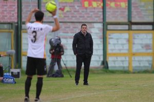 Lucarelli osserva la squadra 