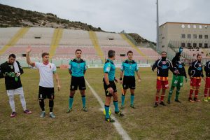Le squadre a centrocampo