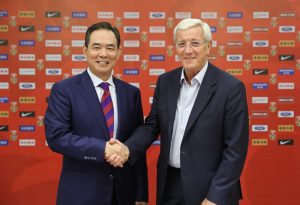 Marcello Lippi al momento della firma con la Federcalcio cinese