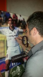 Lucarelli firma autografi
