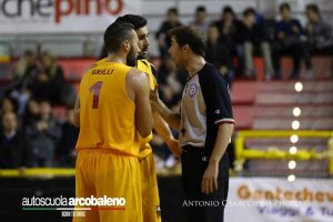 Grilli a colloquio con gli arbitri (foto Caracciolo)