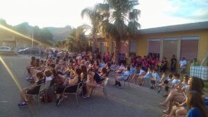 i giovani atleti seguono nel cortile
