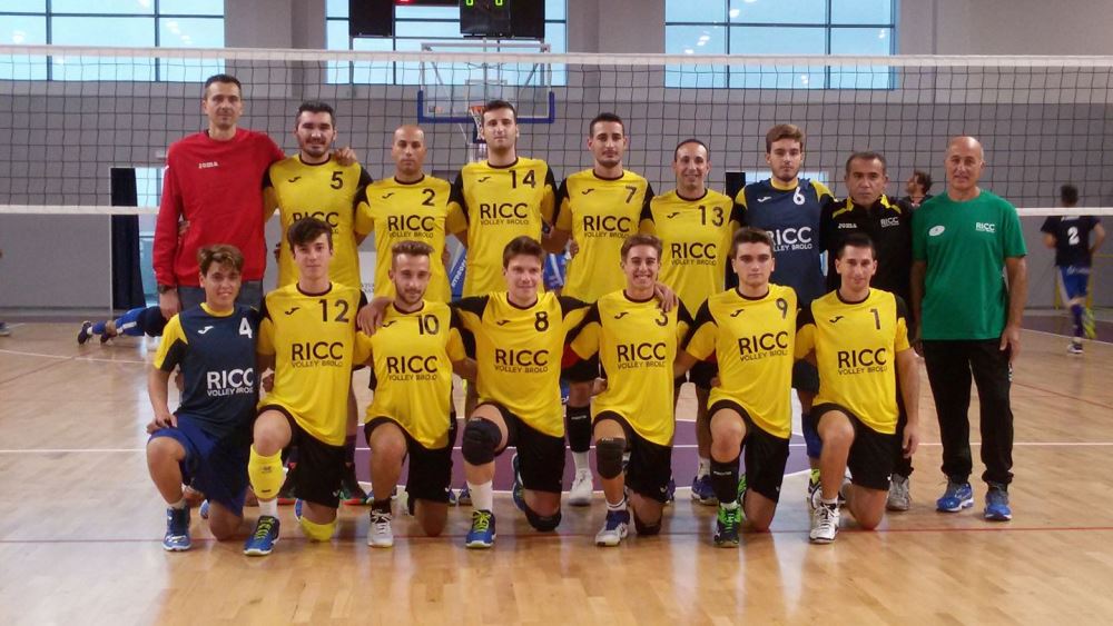La squadra dello Sport Volley Brolo (Emanuele Corso ha il n° 7)
