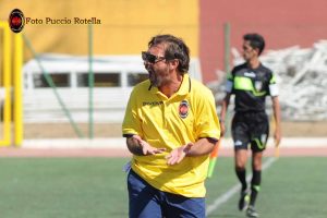 Mister Peppe Raffaele è al quarto anno sulla panchina dell'Igea Virtus (foto Puccio Rotella)