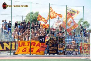 I tifosi dell'Igea Virtus numerosi anche in trasferta (foto Puccio Rotella)