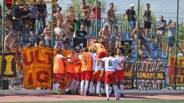 L'Igea Virtus celebra un gol insieme ai suoi tifosi (foto Puccio Rotella)