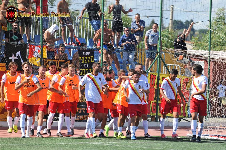 L'Igea Virtus celebra un gol insieme ai suoi tifosi (foto Puccio Rotella)