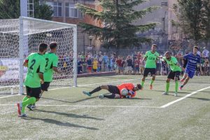 Ivan Mannino blocca la sfera a terra con l'aiuto dei compagni (foto Familiari)