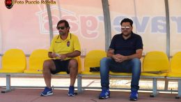 Mister Peppe Raffaele siede in panchina accanto al responsabile dell'area tecnica, Salvatore Grasso (foto Puccio Rotella)