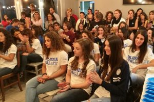 Il pubblico in sala segue la presentazione