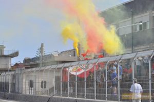 Gli spalti dello stadio di Santa Teresa Riva in occasione dell'esordio della Jonica in Eccellenza