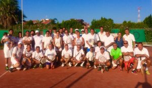 Foto di gruppo dei partecipanti al Torneo Racchette di Legno 