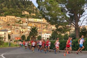 Il gruppone di podisti a Monforte San Giorgio