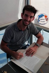 Marco De Angelis firma il contratto con la Basket School Messina