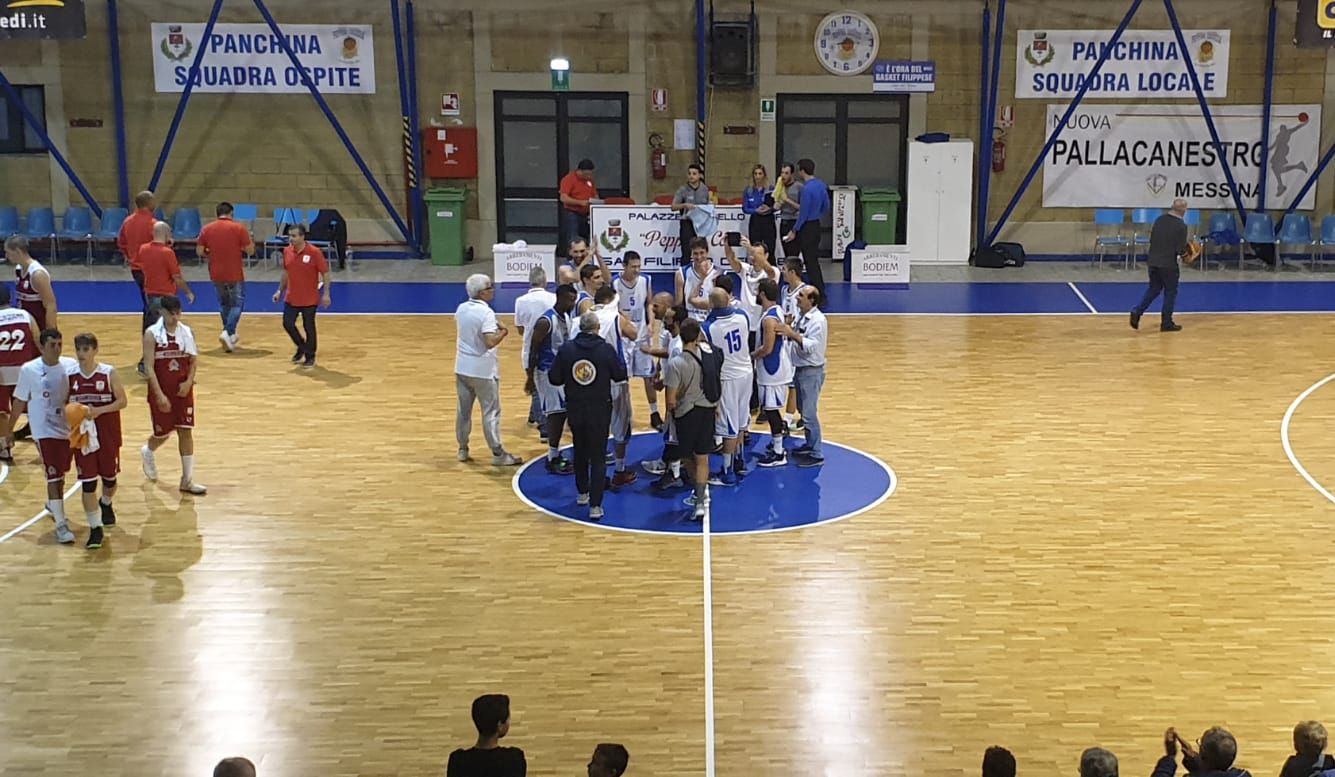 La Nuova Pallacanestro Messina Cocuzza festeggia la vittoria nel derby col Minibasket Milazzo