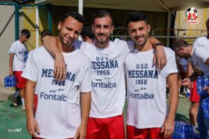 Gazzetta con i compagni di squadra