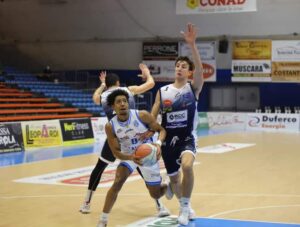 Jordan Floyd semina il panico nella difesa avversaria