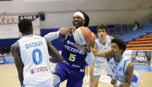 Baye Diouf in difesa