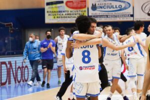 Floyd festeggiato dai compagni
