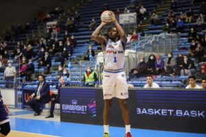Tevin Mack scaglia la tripla