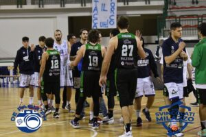 Saluti tra le due squadre a fine gara