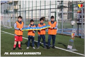 I piccoli del settore giovanile entrano in campo con la bandiera dell'Ucraina