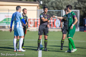 Il saluto tra i capitani di Santangiolese e Roccacquedolcese
