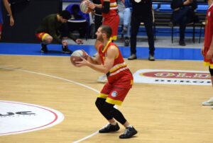 Adam Gotelli in azione di tiro