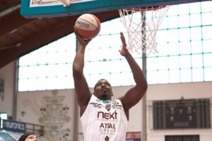 Thomas appoggia sotto canestro