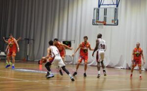 Una Fase della gara tra Vis e Basket School