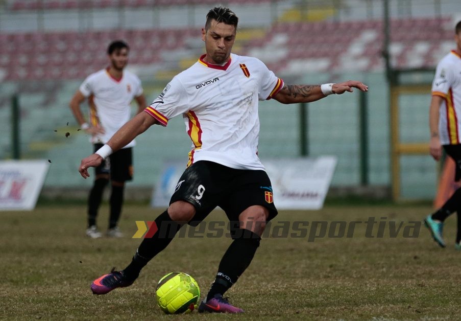 Pozzebon calcia il pallone