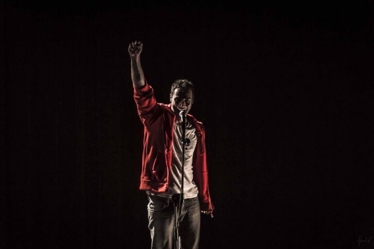 “Kryptonite”, la magia della vulnerabilità e della memoria al Teatro dei 3 Mestieri