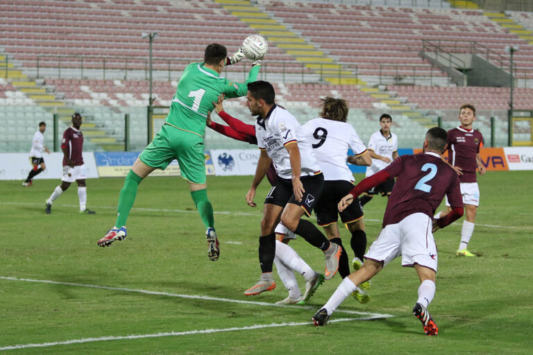 Il Messina abbatte la Lupa (1-0) e vola in vetta. Decisiva la rete del giovane Salvemini