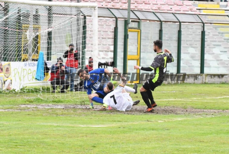 Il Messina batte la Nocerina (2-1) e vola a +4 dai play-out: salvezza a un passo