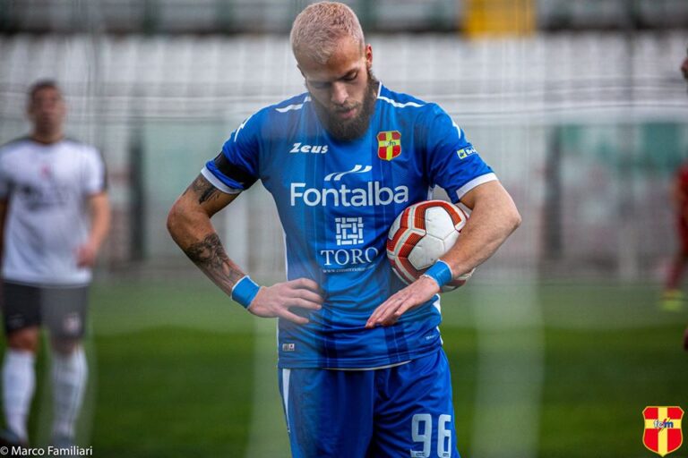 Dambros firma l’impresa. Il Fc vince in 9 contro 11, Savoia ko dopo cinque mesi