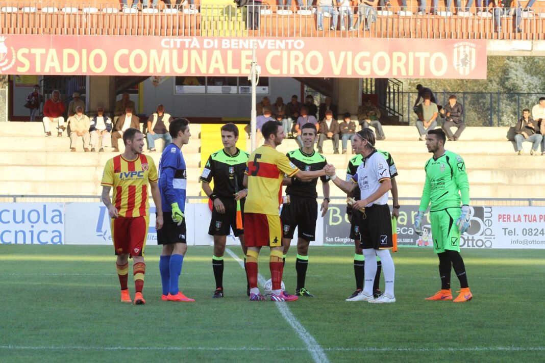 Il saluto tra i capitani Lucioni e Cocuzza (foto Armando Russo)